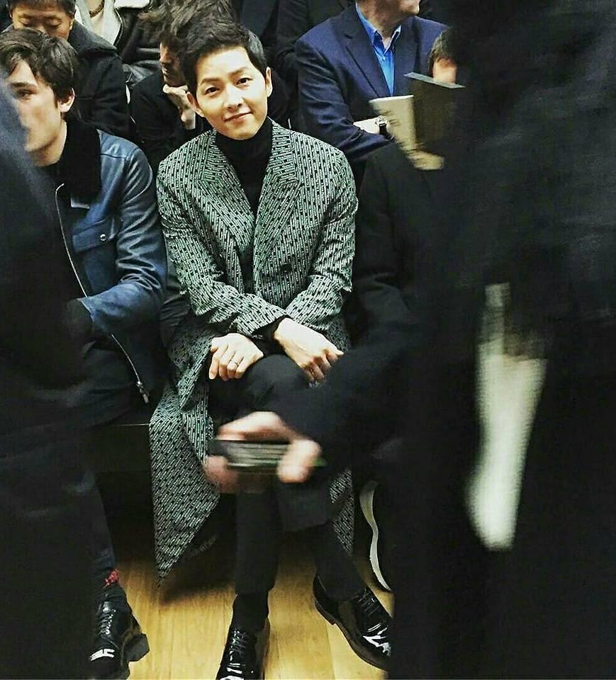 Vắng bóng Song Hye Kyo, Song Joong Ki vẫn rạng rỡ dự sự kiện một mình-5