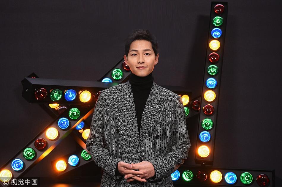 Vắng bóng Song Hye Kyo, Song Joong Ki vẫn rạng rỡ dự sự kiện một mình-7