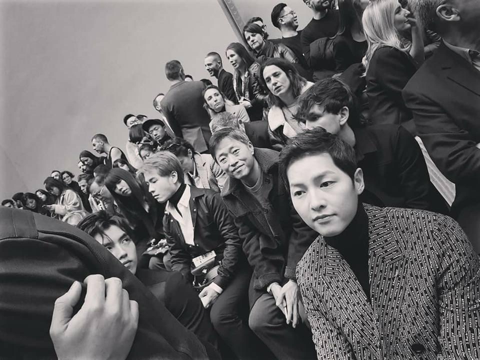 Vắng bóng Song Hye Kyo, Song Joong Ki vẫn rạng rỡ dự sự kiện một mình-12