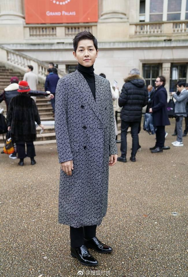 Vắng bóng Song Hye Kyo, Song Joong Ki vẫn rạng rỡ dự sự kiện một mình-13