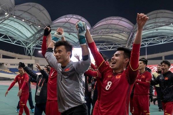 Huyền My cùng dàn sao Việt tưng bừng ăn mừng chiến thắng của U23 Việt Nam-1