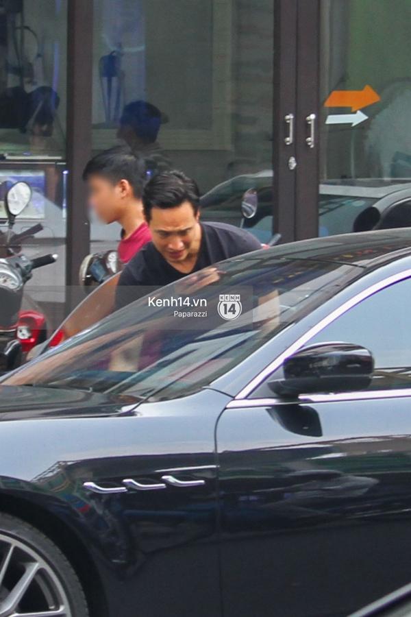 Chẳng cần giữ khoảng cách, Hà Hồ - Kim Lý tình tứ khoác vai nhau đi trên phố-2