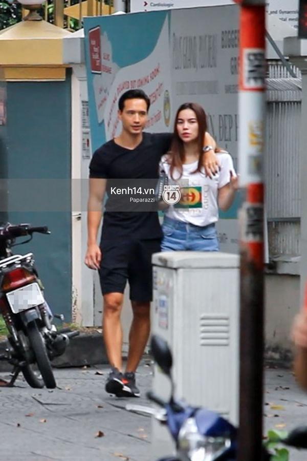 Chẳng cần giữ khoảng cách, Hà Hồ - Kim Lý tình tứ khoác vai nhau đi trên phố-10