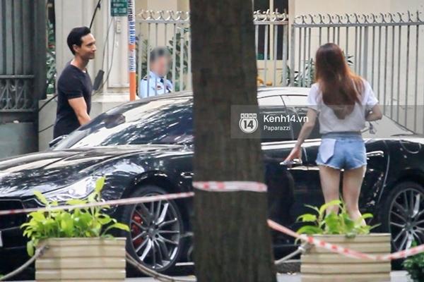 Chẳng cần giữ khoảng cách, Hà Hồ - Kim Lý tình tứ khoác vai nhau đi trên phố-12