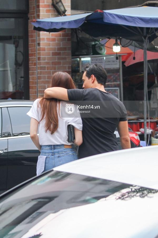 Chẳng cần giữ khoảng cách, Hà Hồ - Kim Lý tình tứ khoác vai nhau đi trên phố-5