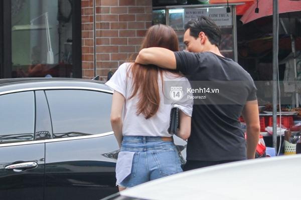 Chẳng cần giữ khoảng cách, Hà Hồ - Kim Lý tình tứ khoác vai nhau đi trên phố-6