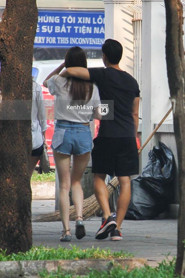 Chẳng cần giữ khoảng cách, Hà Hồ - Kim Lý tình tứ khoác vai nhau đi trên phố-9