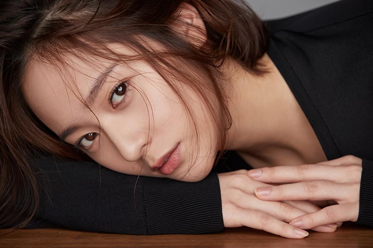 Krystal xin lỗi fan vì f(x) không thể trở lại quảng bá, lên tiếng bênh vực SM-2