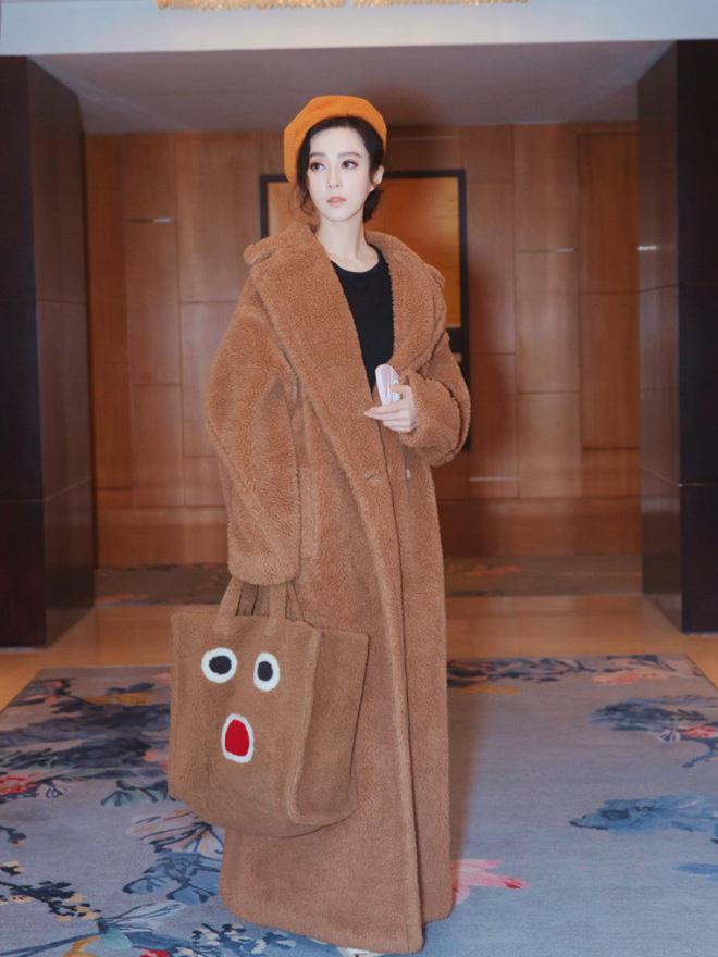 Đẳng cấp của Phạm Băng Băng: diện áo to sụ dài chấm gót, xách túi lông hoạt hình vẫn sang chảnh ngút trời-1