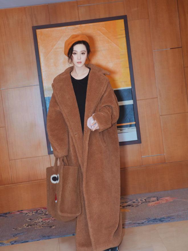 Đẳng cấp của Phạm Băng Băng: diện áo to sụ dài chấm gót, xách túi lông hoạt hình vẫn sang chảnh ngút trời-2