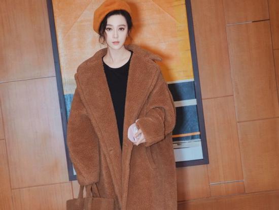 Đẳng cấp của Phạm Băng Băng: diện áo to sụ dài chấm gót, xách túi lông hoạt hình vẫn sang chảnh ngút trời