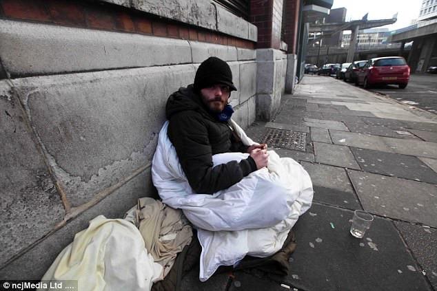 Chàng trai vô gia cư dùng chiếc chăn duy nhất của mình giúp người lạ-2