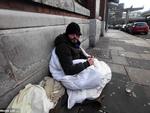 Chàng trai vô gia cư dùng chiếc chăn duy nhất của mình giúp người lạ