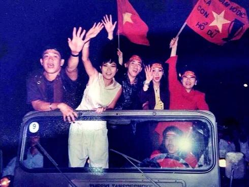 Phương Thanh kể chuyện từng bị công an bắt vì đua xe mừng chiến thắng bóng đá