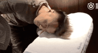 Clip Tạ Đình Phong dùng bàn là ủi tóc gây tranh cãi-1