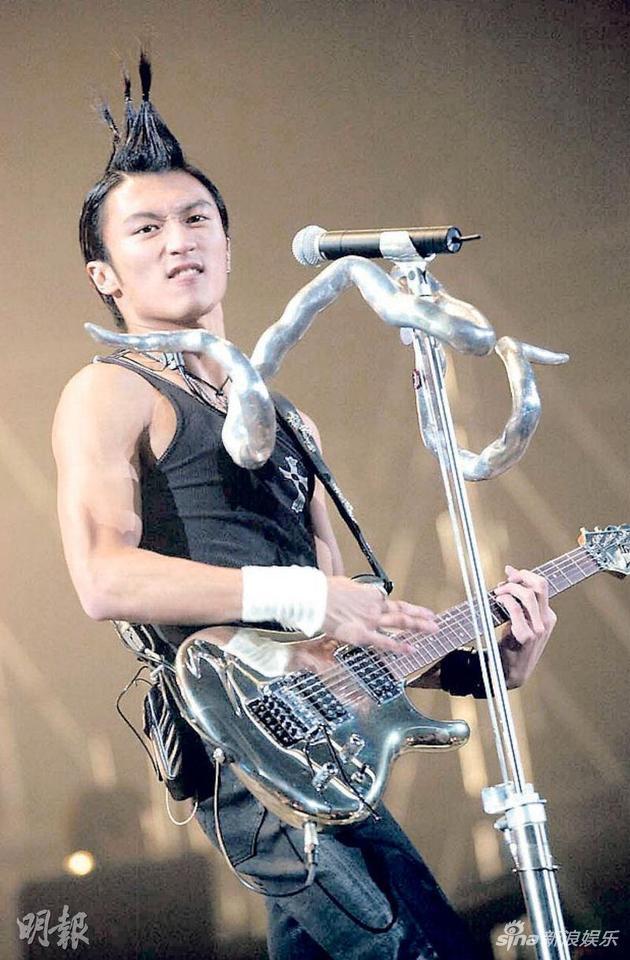 Clip Tạ Đình Phong dùng bàn là ủi tóc gây tranh cãi-3