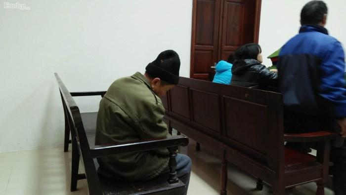 Cụ ông 79 tuổi làm chuyện đồi bại với cháu bé 3 tuổi vẫn đi lại bình thường trước phiên tòa xét xử sáng nay-3