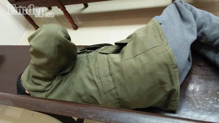 Cụ ông 79 tuổi làm chuyện đồi bại với cháu bé 3 tuổi vẫn đi lại bình thường trước phiên tòa xét xử sáng nay-4