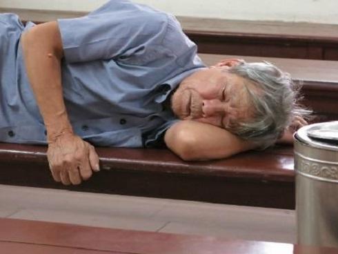 Bố nạn nhân 3 tuổi bị đối tượng 79 tuổi hiếp dâm: ‘Gia đình toại nguyện nhưng vẫn muốn Vĩnh sớm phải chịu án’-3