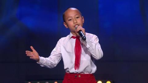 Cậu bé gốc Việt đeo khăn quàng đỏ, mặc đồng phục gây sốt tại Got Talent Thụy Điển-1