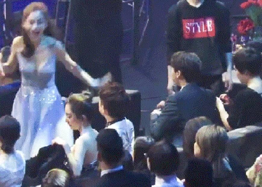 Bức ảnh HOT nhất mạng xã hội Hoa ngữ: Angela Baby trượt chân ngã, người chị Dương Mịch ngồi cười không ngậm nổi miệng-1