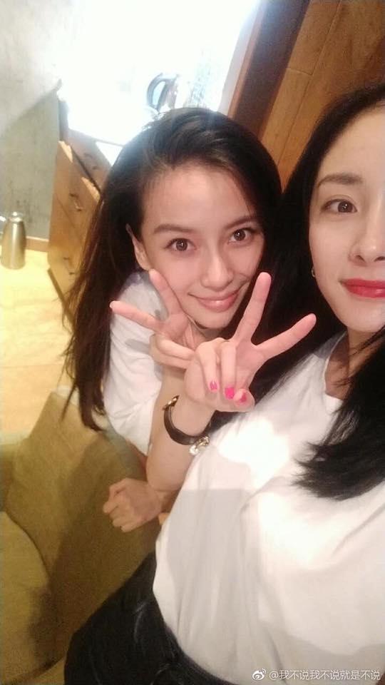 Bức ảnh HOT nhất mạng xã hội Hoa ngữ: Angela Baby trượt chân ngã, người chị Dương Mịch ngồi cười không ngậm nổi miệng-4