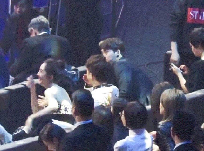 Bức ảnh HOT nhất mạng xã hội Hoa ngữ: Angela Baby trượt chân ngã, người chị Dương Mịch ngồi cười không ngậm nổi miệng-3