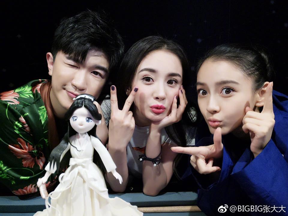 Bức ảnh HOT nhất mạng xã hội Hoa ngữ: Angela Baby trượt chân ngã, người chị Dương Mịch ngồi cười không ngậm nổi miệng-9