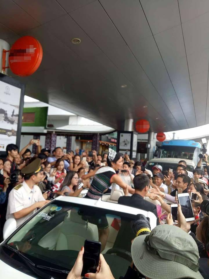 Buôn làng Ê Đê hào hứng chào đón hoa hậu HHen Niê ngày trở về-8