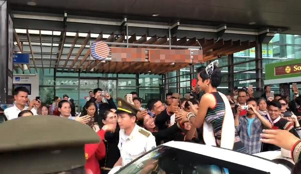 Buôn làng Ê Đê hào hứng chào đón hoa hậu HHen Niê ngày trở về-12