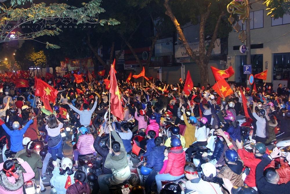 Cô gái khỏa thân mừng U23 Việt Nam chiến thắng bị chỉ trích dữ dội-1