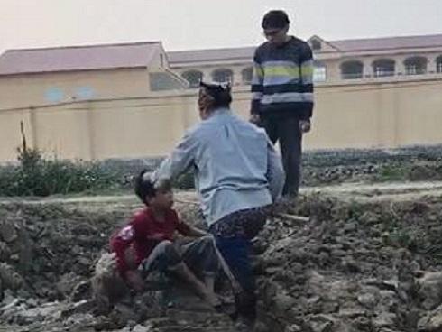 Cậu bé bẻ trộm ngô bị người phụ nữ cùng con trai đánh liên tiếp vào mặt và người