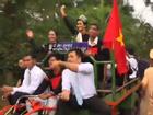 THÚ VỊ: Clip hoa hậu H'Hen Niê diễu hành bằng xe công nông giữa buôn làng Ê Đê