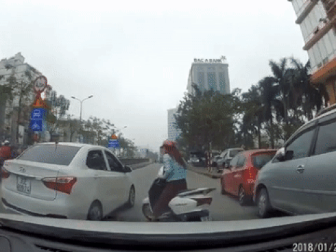 Hai phụ nữ thản nhiên dừng xe giữa đường để tâm sự-1