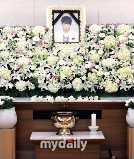 Di ảnh em trai Ha Ji Won tràn sức sống trong đám tang quá lặng lẽ-1