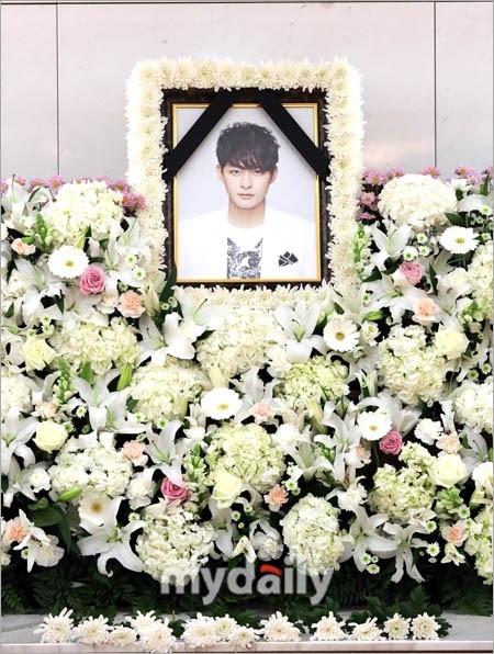 Di ảnh em trai Ha Ji Won tràn sức sống trong đám tang quá lặng lẽ-4