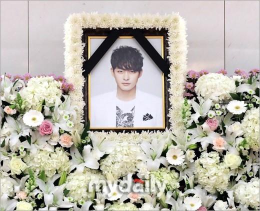 Di ảnh em trai Ha Ji Won tràn sức sống trong đám tang quá lặng lẽ-5