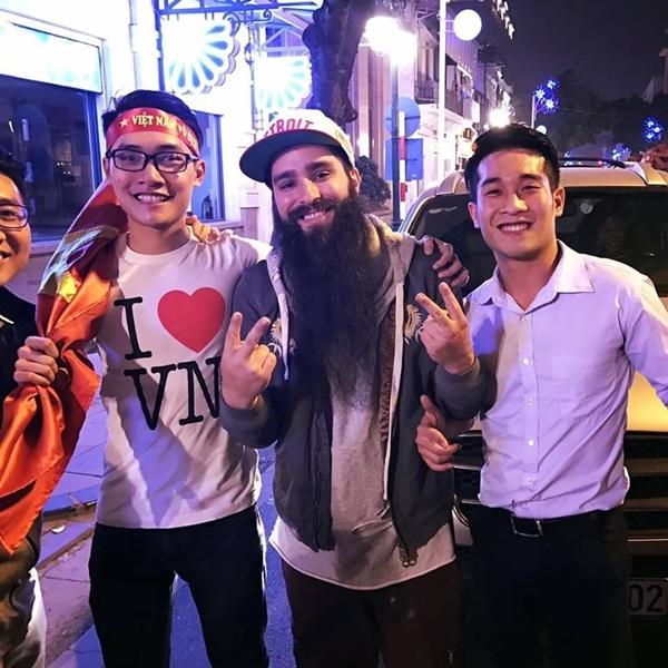 Sau sự cố bị tấn công ở quán bar, đạo diễn phim Kong đưa gia đình về thăm Việt Nam-2