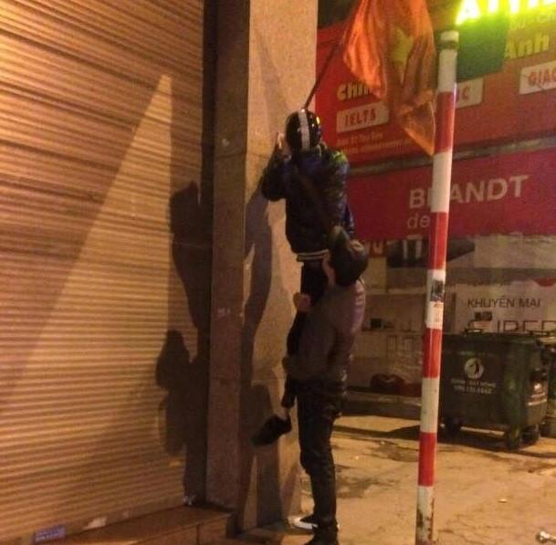 Hai chàng trai mượn tạm cờ đi cổ vũ U23 Việt Nam và lời hứa trả lại-1