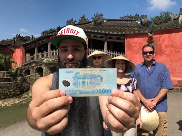 Sau sự cố bị tấn công ở quán bar, đạo diễn phim Kong đưa gia đình về thăm Việt Nam-3