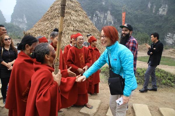 Sau sự cố bị tấn công ở quán bar, đạo diễn phim Kong đưa gia đình về thăm Việt Nam-4