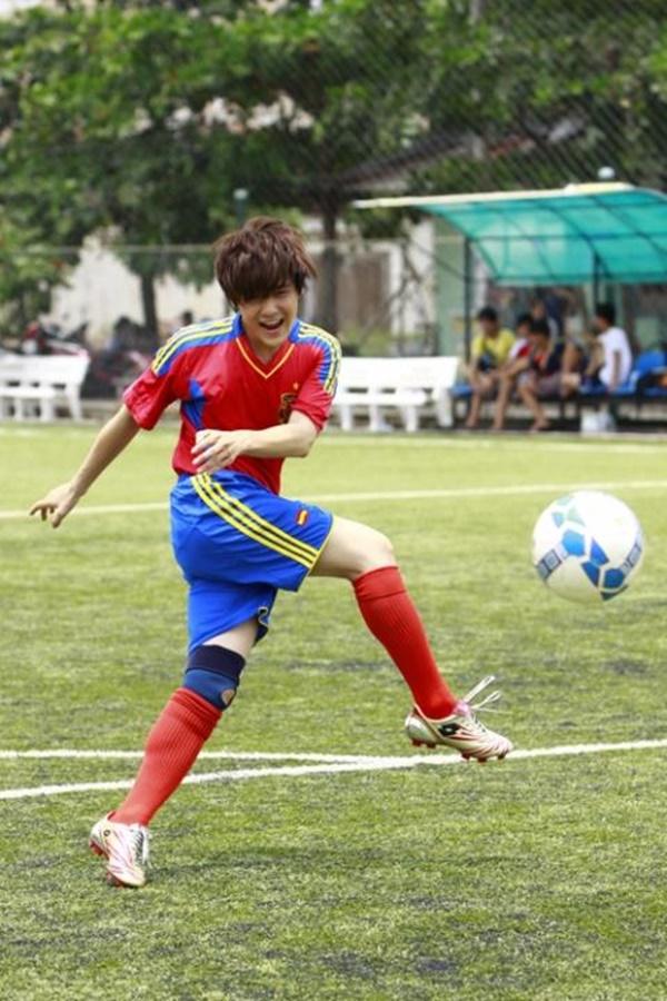 Khi mỹ nam showbiz Việt diện quần đùi, áo số ra sân chất phát ngất chẳng kém cạnh U23 Việt Nam-1