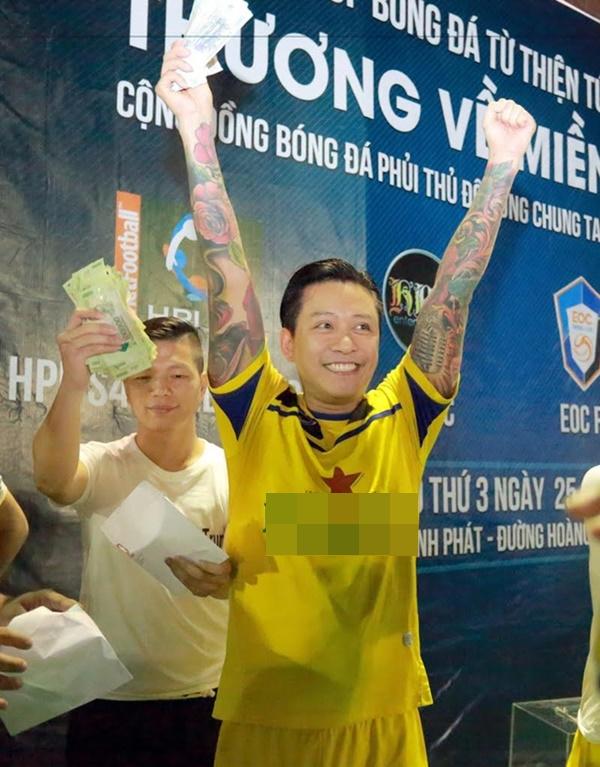 Khi mỹ nam showbiz Việt diện quần đùi, áo số ra sân chất phát ngất chẳng kém cạnh U23 Việt Nam-6