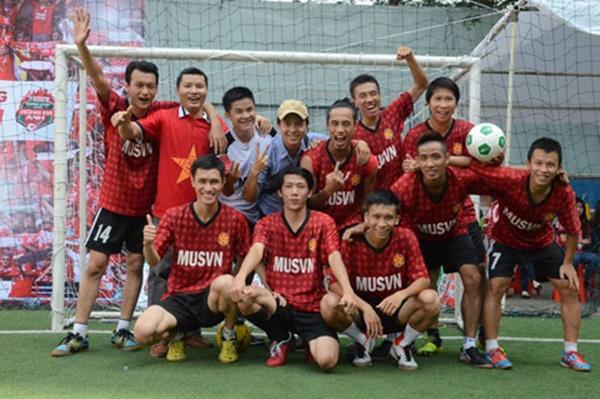 Khi mỹ nam showbiz Việt diện quần đùi, áo số ra sân chất phát ngất chẳng kém cạnh U23 Việt Nam-10