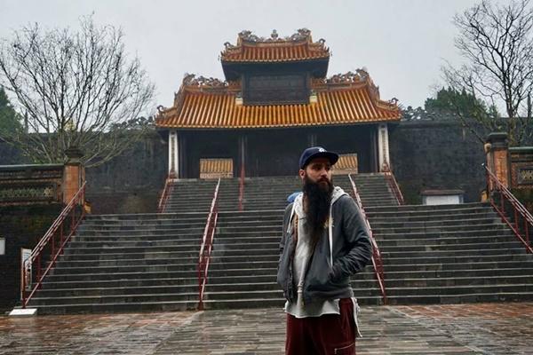 Sau sự cố bị tấn công ở quán bar, đạo diễn phim Kong đưa gia đình về thăm Việt Nam-6