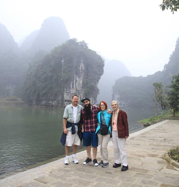 Sau sự cố bị tấn công ở quán bar, đạo diễn phim Kong đưa gia đình về thăm Việt Nam-8