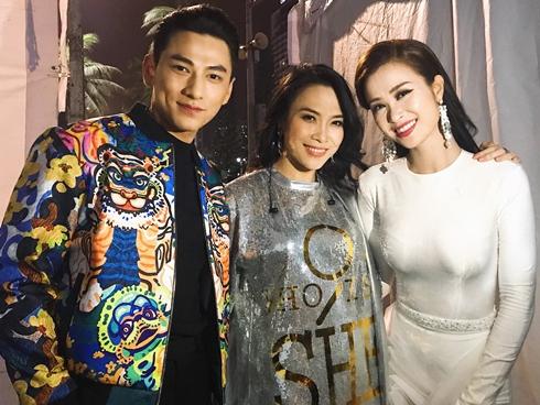 Clip: Isaac, Đông Nhi 'nhảy quên trời' khi nghe Mỹ Tâm hát 'túy ca'