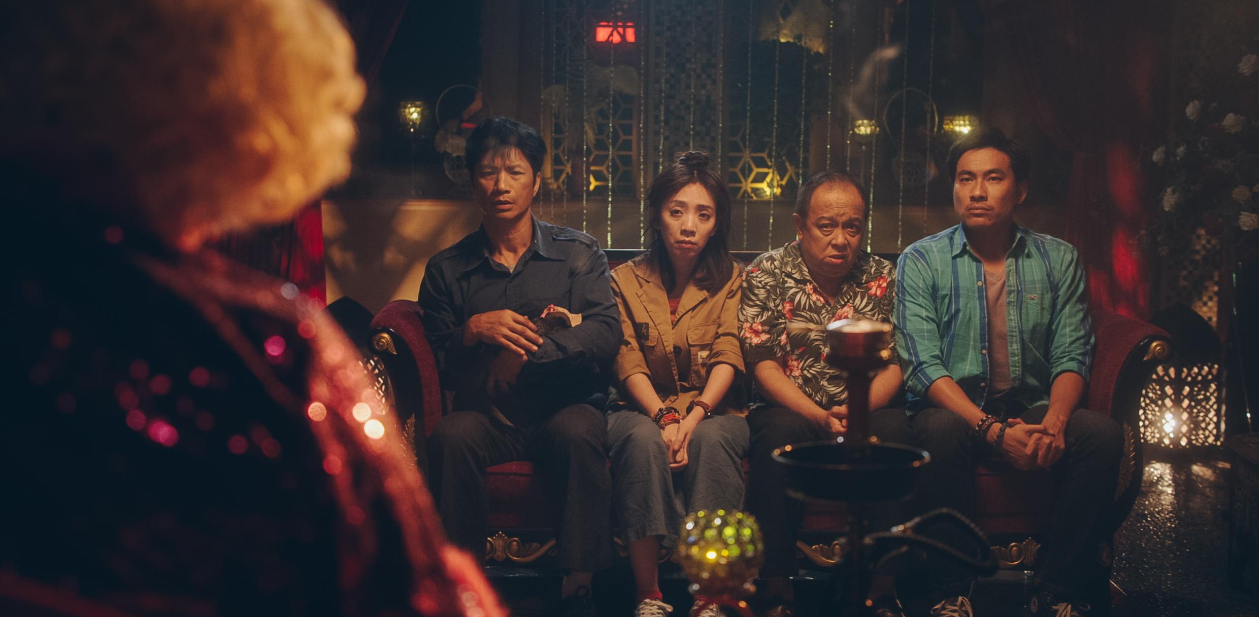 Kiều Minh Tuấn và đồng bọn quậy tưng bừng rạp chiếu phim dịp Tết-9