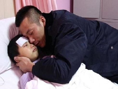 Lá thư mong được chết của bé gái gửi bố gây chấn động: 'Khi con ra đi, mẹ sẽ về'