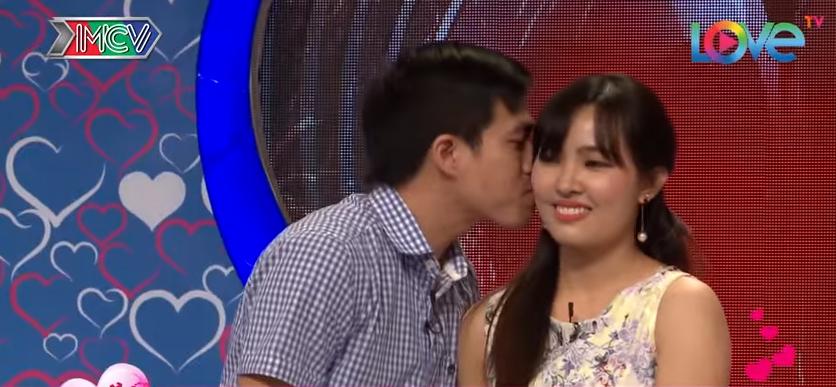 Choáng vì cô gái xinh ngoài mong đợi, anh chàng quyết định trao chiếc vòng cầu hôn ngay trong Bạn muốn hẹn hò-12